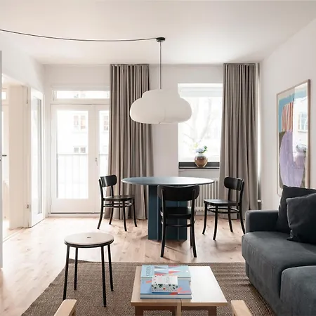 Queens Courtyard By Daniel&jacob's *