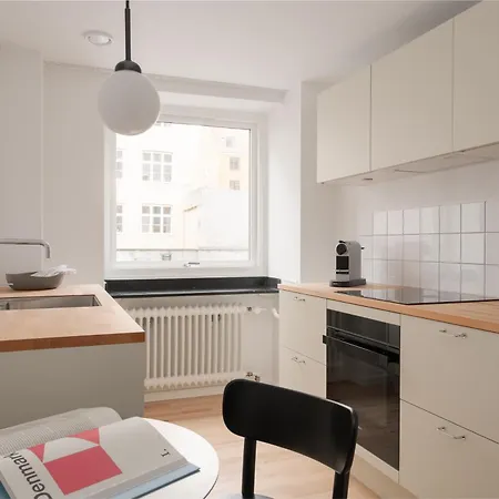 Queens Courtyard By Daniel&jacob's