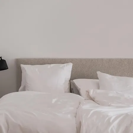 Queens Courtyard By Daniel&jacob's