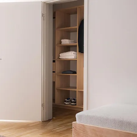 Queens Courtyard By Daniel&jacob's