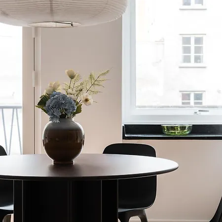 Queens Courtyard By Daniel&jacob's