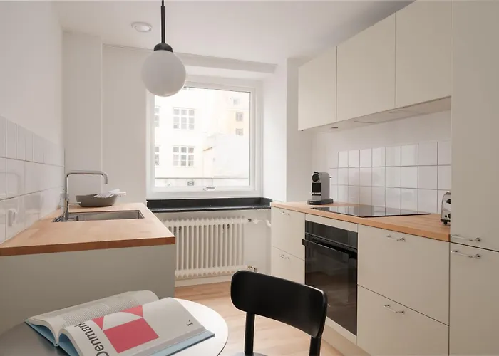 Queens Courtyard By Daniel&jacob's