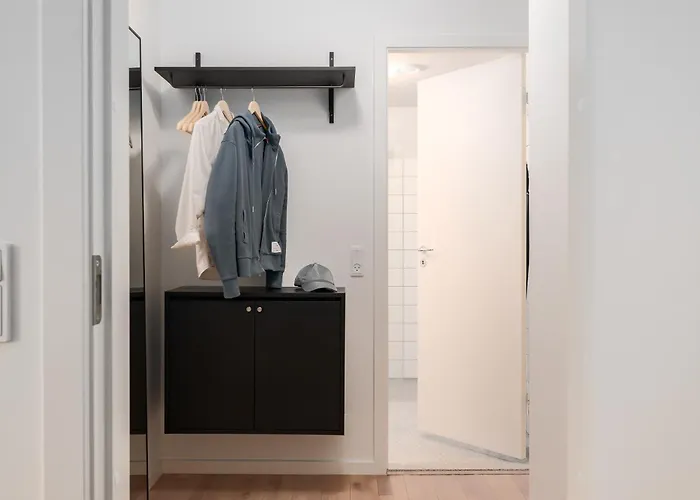 Queens Courtyard By Daniel&jacob's *