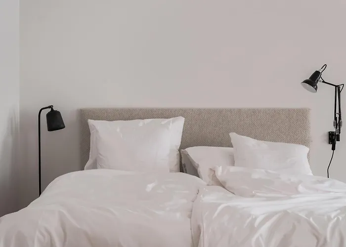 Queens Courtyard By Daniel&jacob's