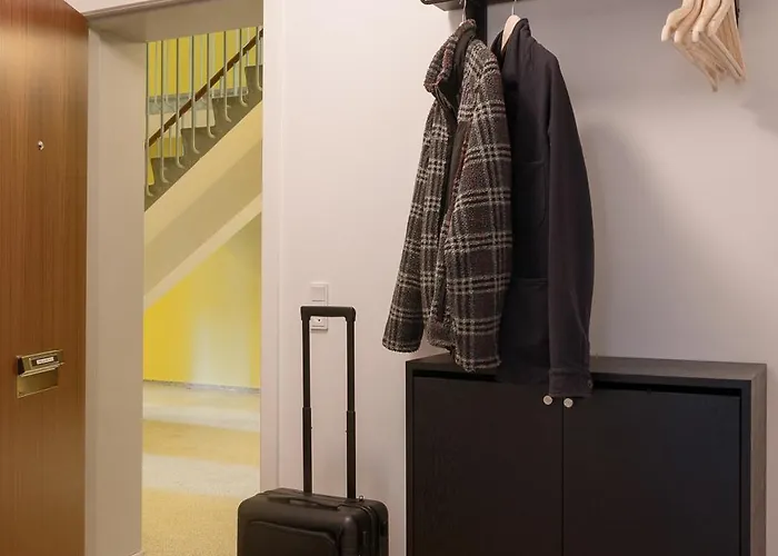 Queens Courtyard By Daniel&jacob's *