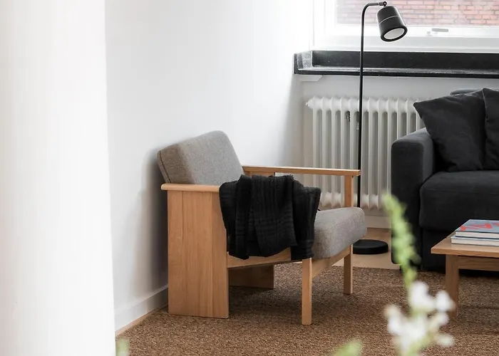 Queens Courtyard By Daniel&jacob's