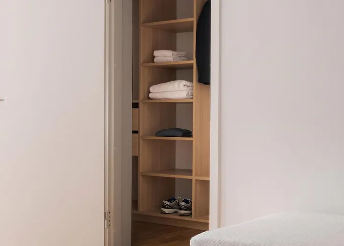 Queens Courtyard By Daniel&jacob's